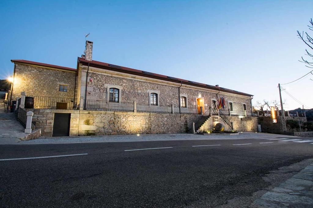 um grande edifício de tijolos ao lado de uma rua em Posada Doña Urraca em Fermoselle