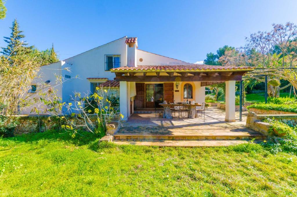 uma casa com um alpendre e um pátio em Can Capulla 6 em Ses Covetes