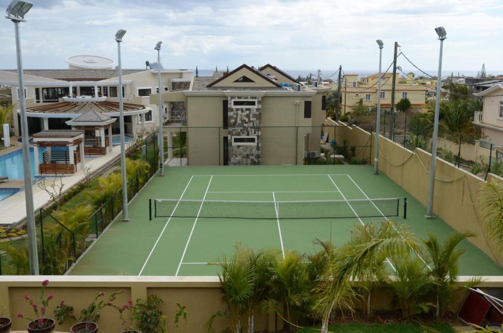 Tenis a/nebo squash v ubytování Villasun Luxury Apartments & Villas nebo okolí