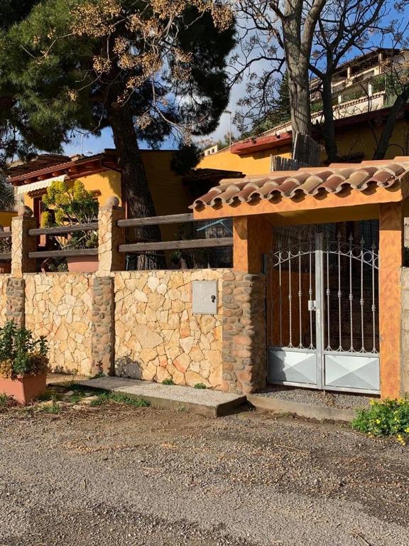 budynek z bramą i kamienną ścianą w obiekcie Casa Ottema w mieście Nebida