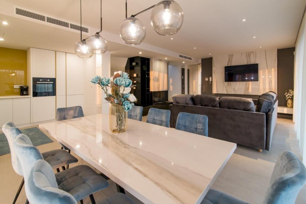 Televízia a/alebo spoločenská miestnosť v ubytovaní Luxury Villa Viktorija
