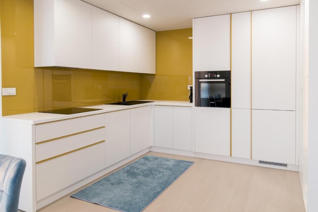 Kuchyňa alebo kuchynka v ubytovaní Luxury Villa Viktorija