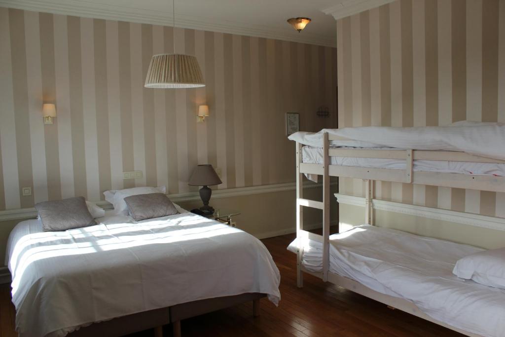 Postel nebo postele na pokoji v ubytování Hotel Lodewijk Van Male