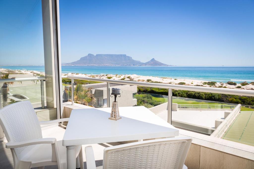 Luxury Private Beachfront 2 bedroom Dolphin Apartment, Blouberg, Cape