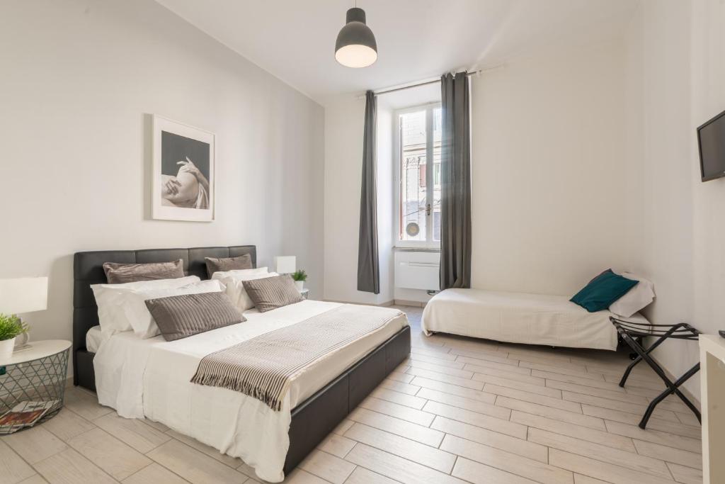 Postel nebo postele na pokoji v ubytování 285 Vatican Lodge