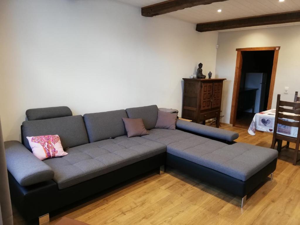 ein Wohnzimmer mit einem Sofa und einem Tisch in der Unterkunft Casa Andres in Malmedy