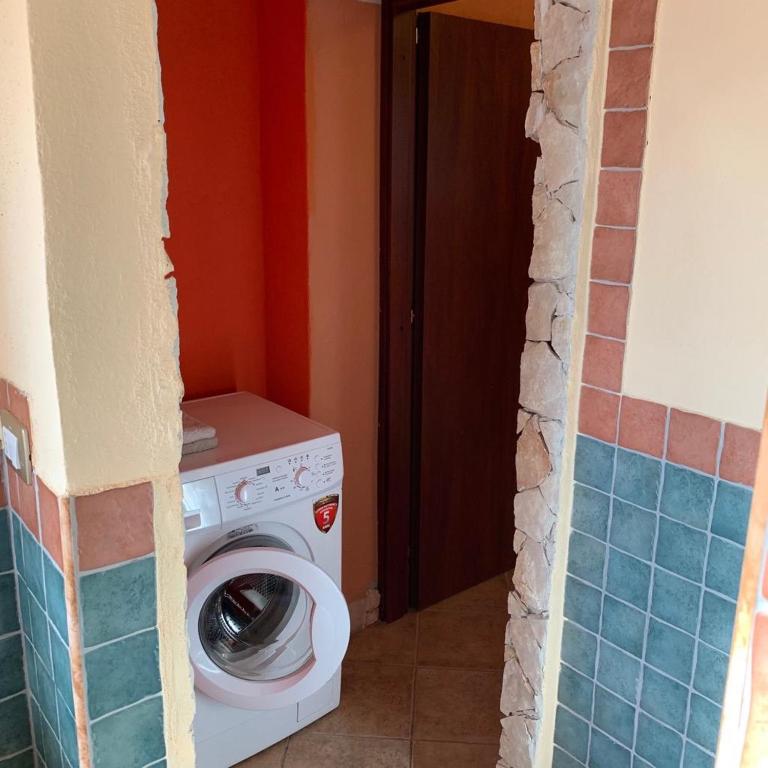 łazienka z pralką w pokoju w obiekcie Casa Ottema w mieście Nebida