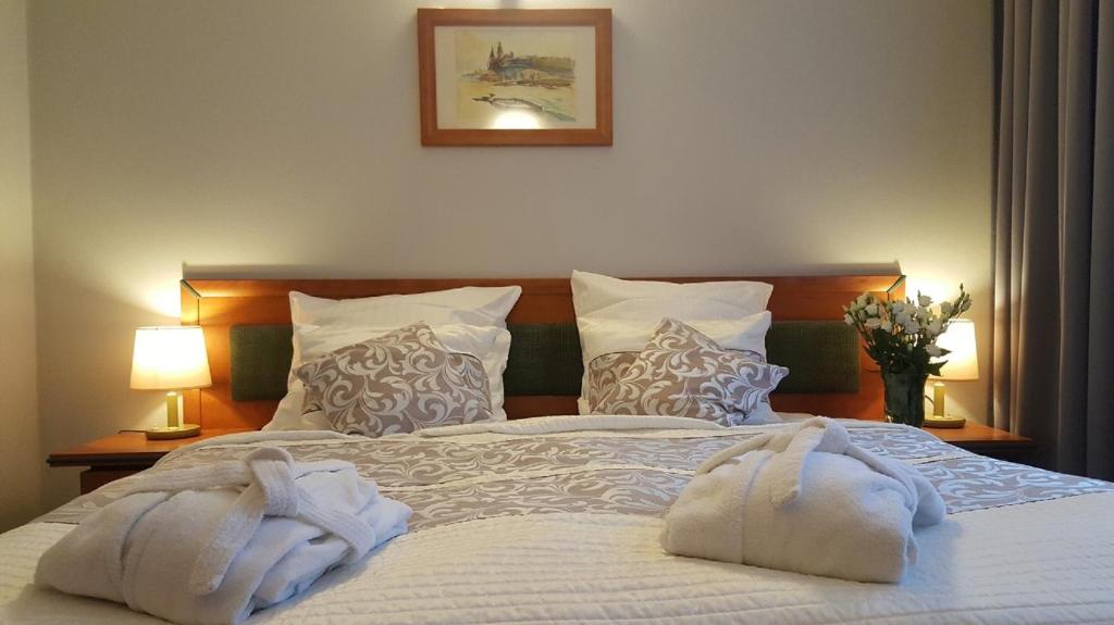 Un pat sau paturi într-o cameră la Hotel Rycerski