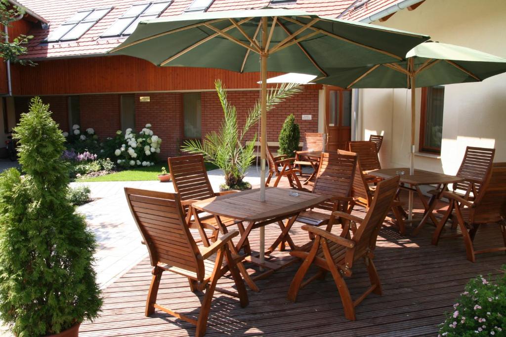 Κήπος έξω από το Hotel Adalbert Szent György Ház