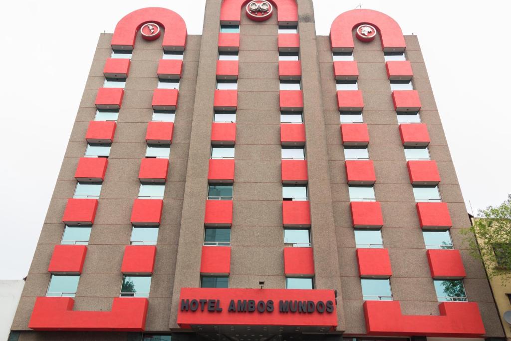 un edificio alto con ventanas rojas y rojas en Hotel Ambos Mundos en Ciudad de México