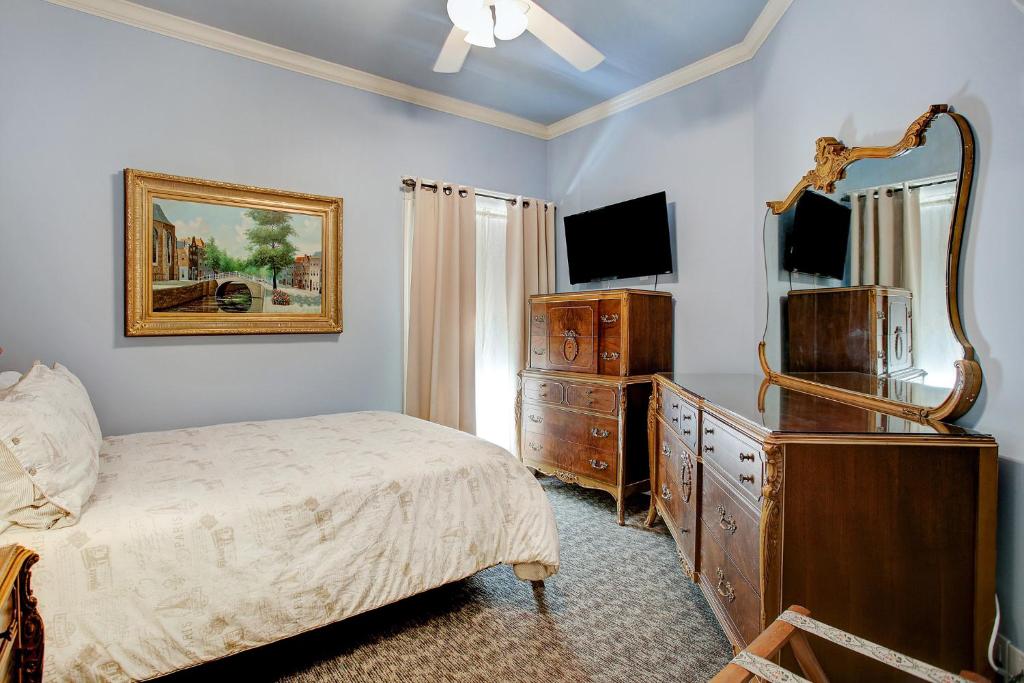 Sara's Inn on the Boulevard - Dwin Room