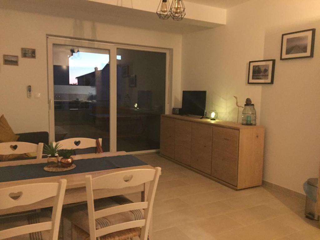 Telewizja i/lub zestaw kina domowego w obiekcie Apartman Medulin