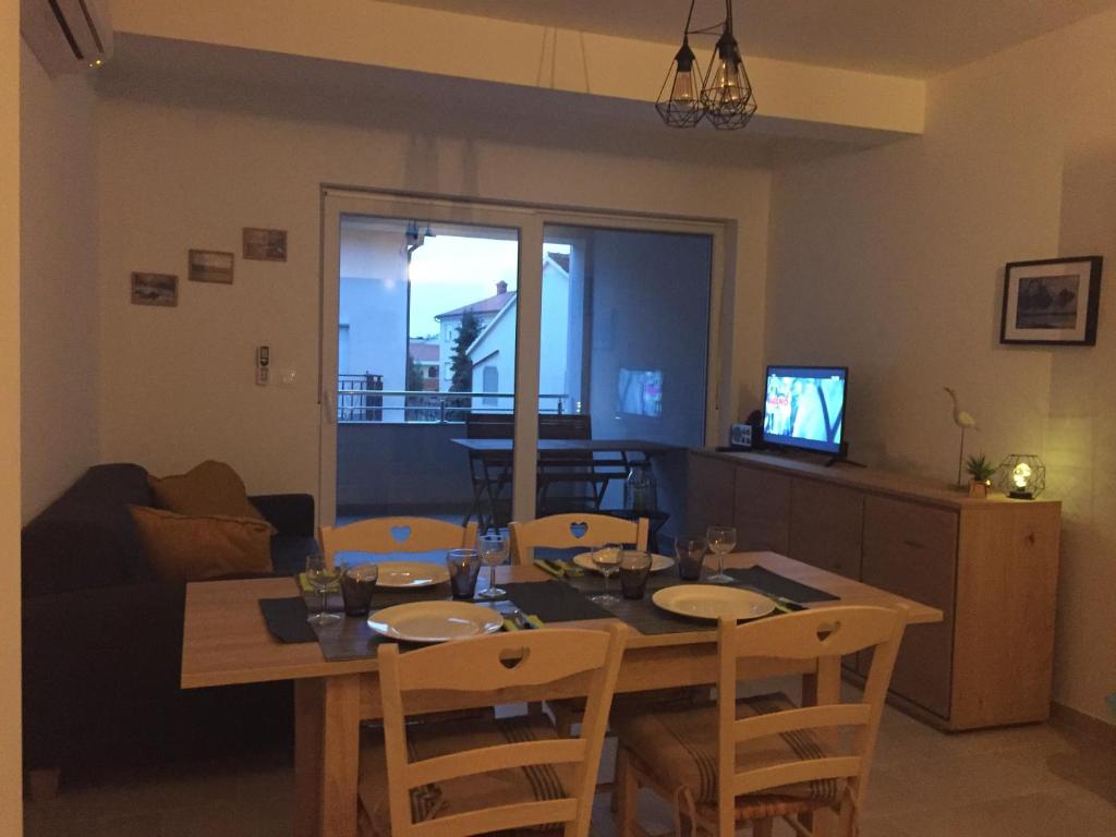 Telewizja i/lub zestaw kina domowego w obiekcie Apartman Medulin