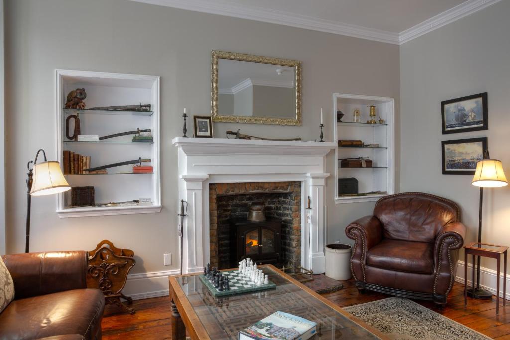Posezení v ubytování Sir Isaac Brock B&B Luxury Suites
