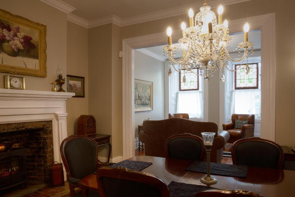 Posezení v ubytování Sir Isaac Brock B&B Luxury Suites