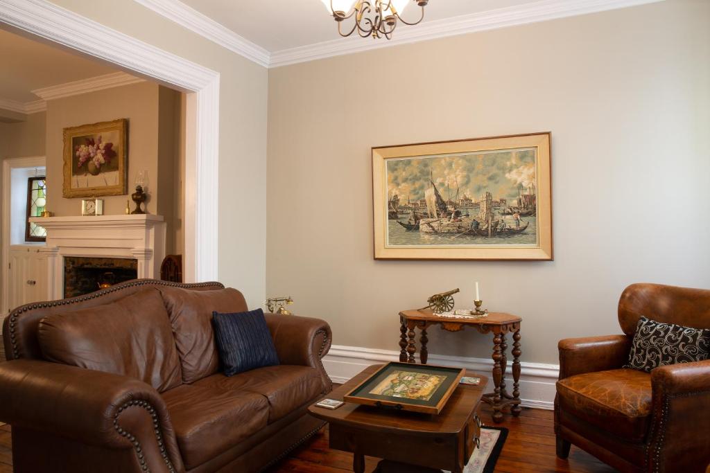 Posezení v ubytování Sir Isaac Brock B&B Luxury Suites