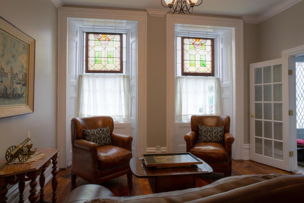 Posezení v ubytování Sir Isaac Brock B&B Luxury Suites