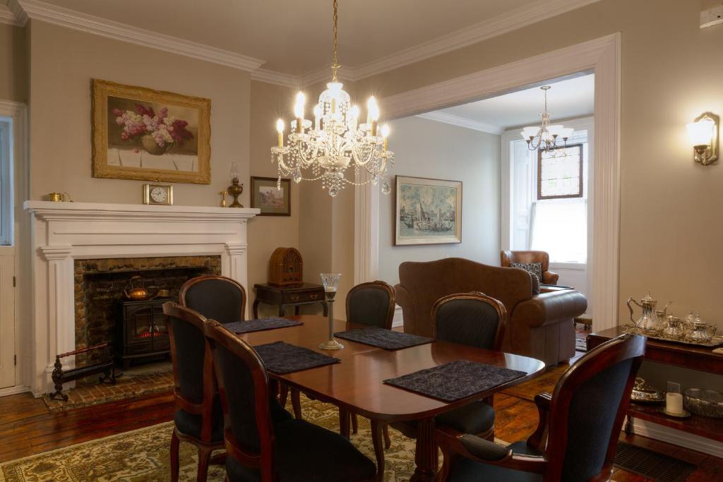 Posezení v ubytování Sir Isaac Brock B&B Luxury Suites