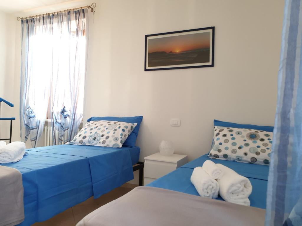 Pokój z 2 łóżkami i oknem w obiekcie Casa Genny w mieście Garda