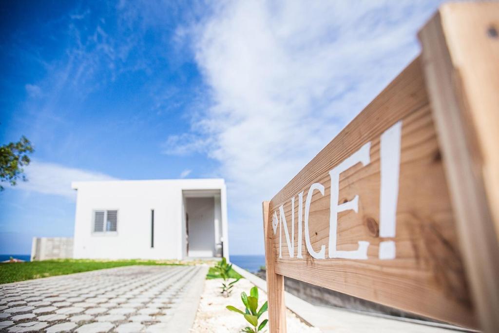 un edificio con un cartello sul lato di "NICE!" Ocean view of Ishigaki island, Okinawa/ Four-bedroom Villa a Isola di Ishigaki