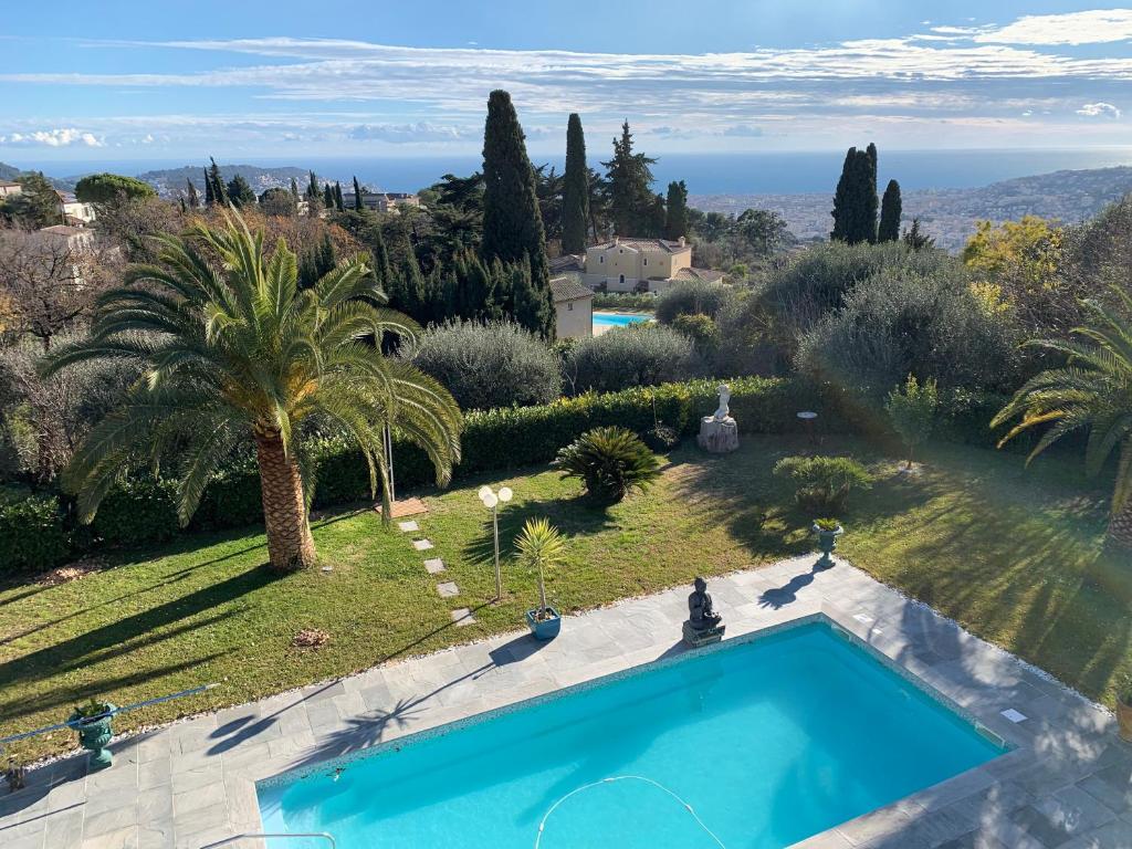 - une piscine dans un jardin avec vue sur l'océan dans l'établissement Diamond Villa 5 Star - NICE, à Nice