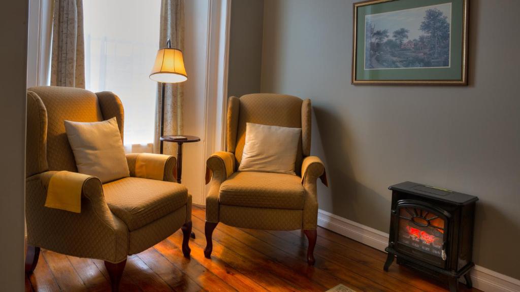 Posezení v ubytování Sir Isaac Brock B&B Luxury Suites