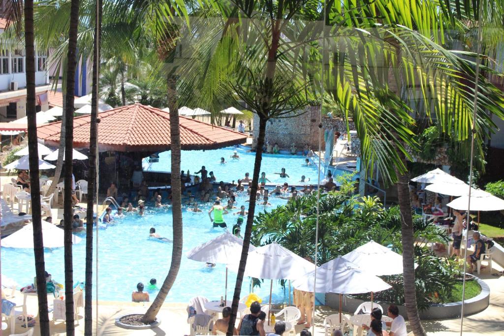 un grupo de personas en una piscina en un complejo en Hotel Taiyo, en Caldas Novas