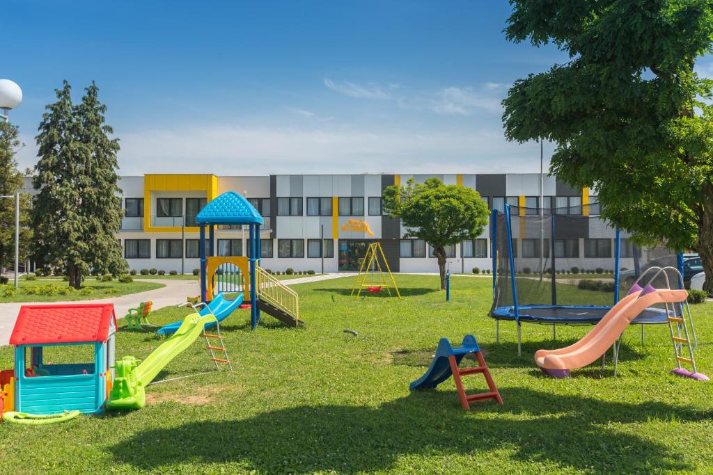 Herní místnost nebo prostor pro děti v ubytování Hotel Stobex Loznica