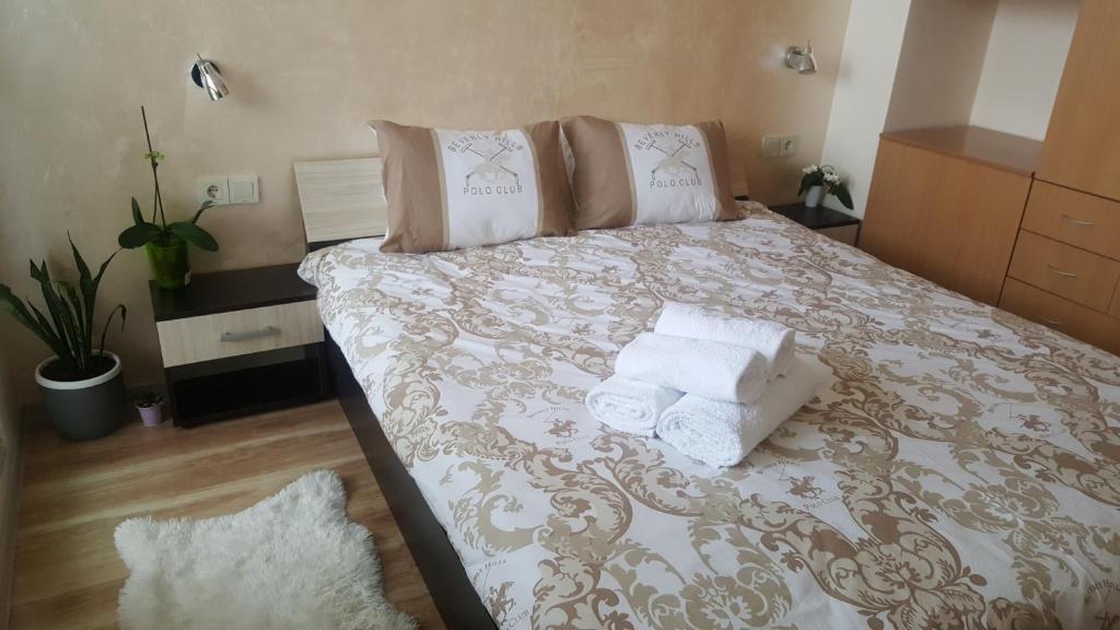 een slaapkamer met een bed met handdoeken erop bij Malavi University apartment Ruse! Comfort&clean! in Ruse