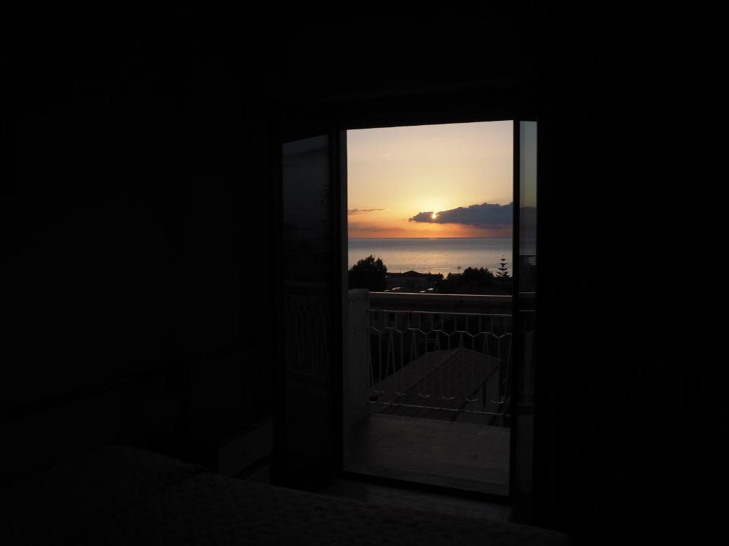 Východ nebo západ slunce při pohledu z hotelu nebo okolí