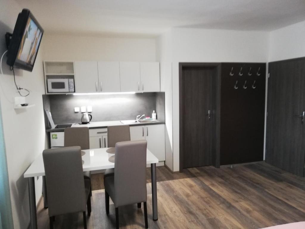 Kuchyň nebo kuchyňský kout v ubytování Apartmany Agatha