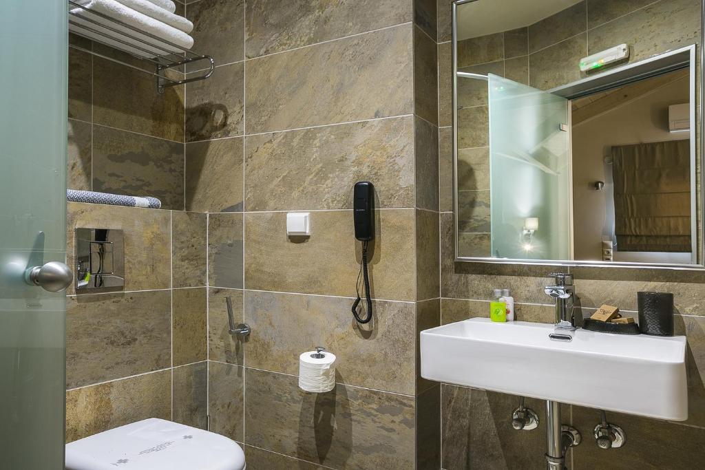 A bathroom at Brand New Skala Beach Apartment- Pieno Di Luce