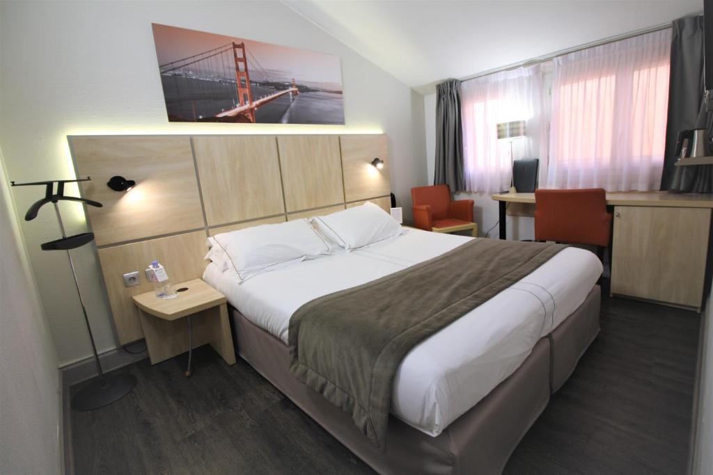 Postel nebo postele na pokoji v ubytování Best Western Lyon Saint-Antoine