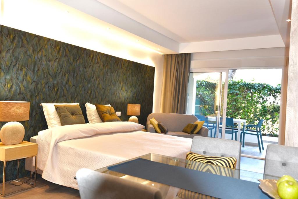 - une chambre avec un grand lit et une table en verre dans l'établissement La Carolina Escorpio 16, à Marbella