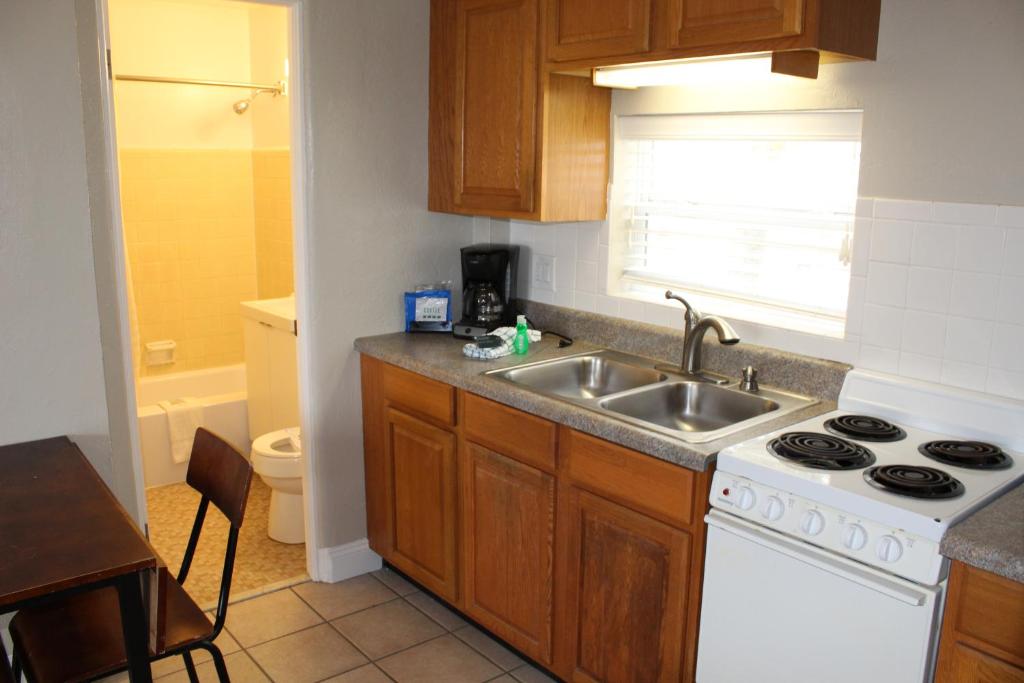 Cove Motel Oceanfront - 