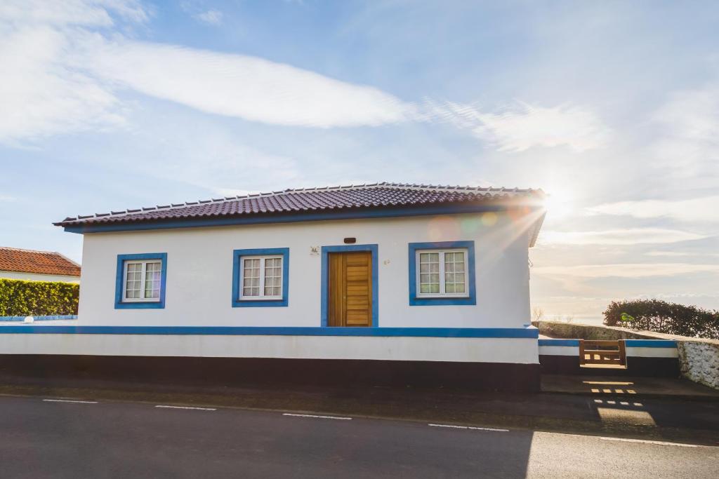 una pequeña casa al lado de una carretera en Quinta do Oeste, en Doze Ribeiras
