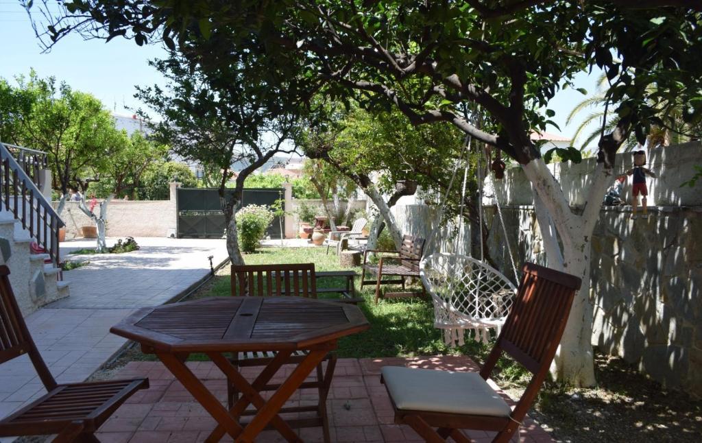 Vonkajšia záhrada v ubytovaní Modern Apartment with Garden