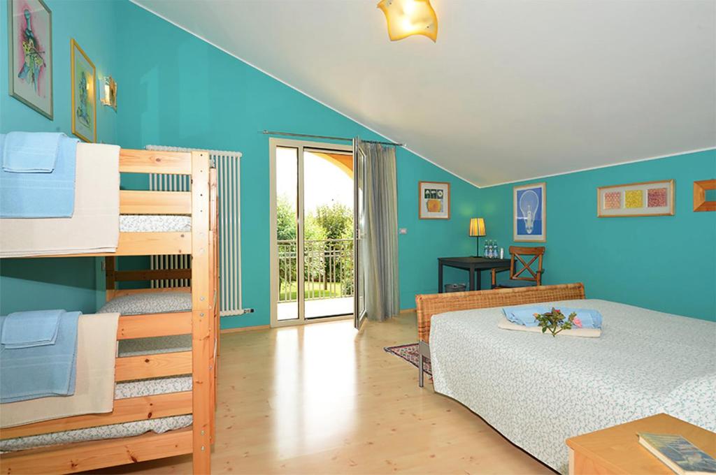 1 dormitorio con 2 literas y balcón en Rosa Tea, en Monteforte dʼAlpone