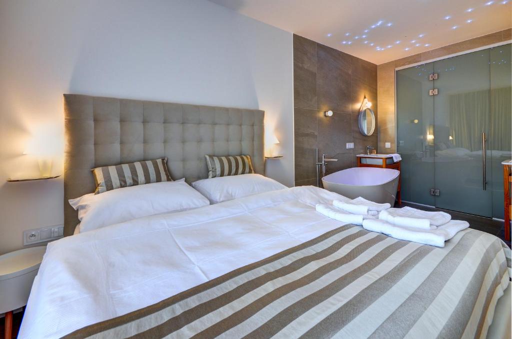 Postel nebo postele na pokoji v ubytování hotel Chmelnice