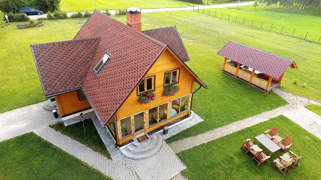 - une vue aérienne sur une maison avec une cour dans l'établissement Atpūtas namiņš, à Burtnieki