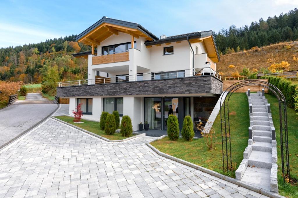 dom na wzgórzu z podjazdem w obiekcie Ambiente w mieście Flachau