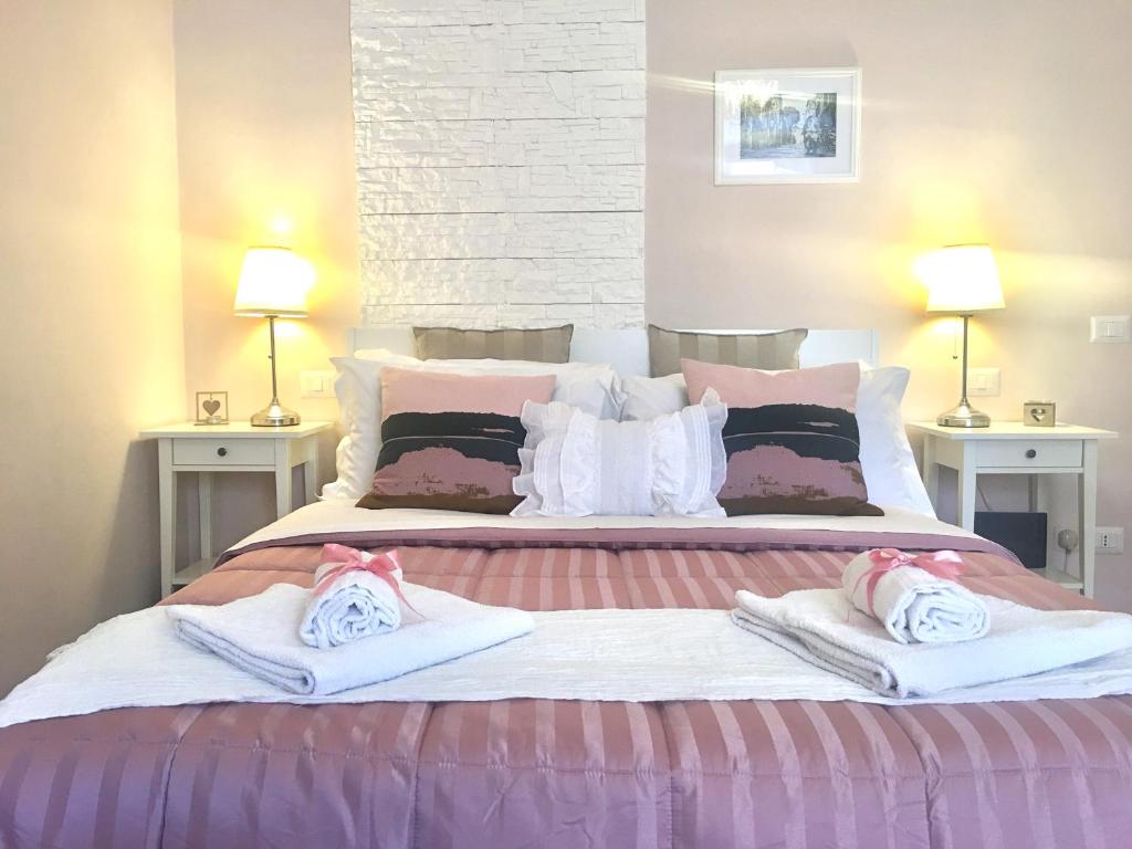 ein Schlafzimmer mit einem großen Bett mit Handtüchern darauf in der Unterkunft Florje House in Rom