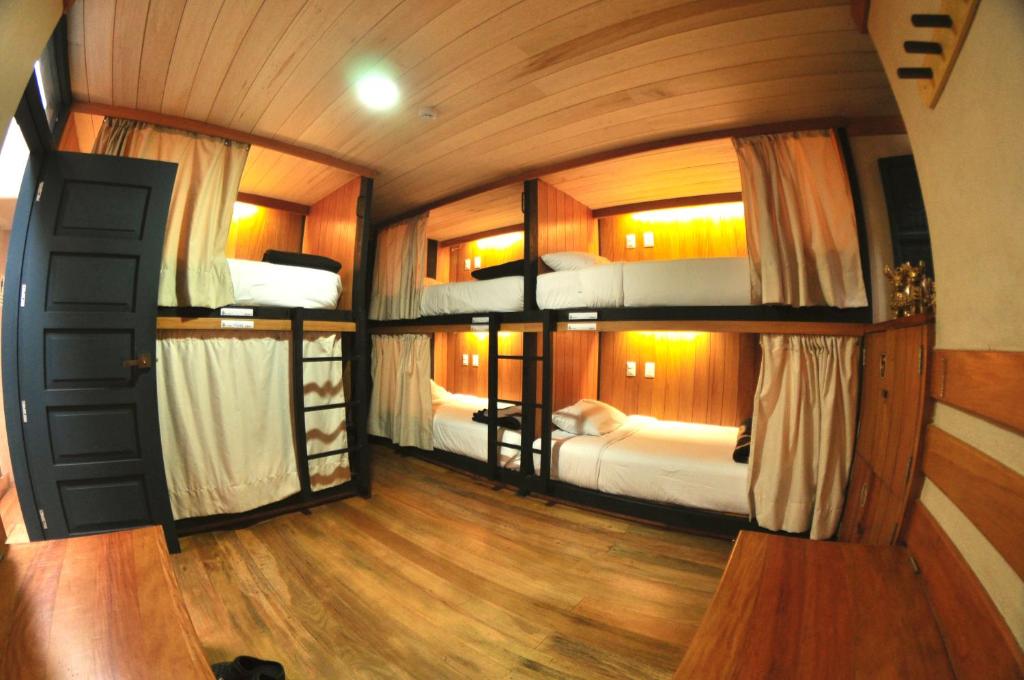 Nao Victoria Hostel - Cama En Habitación Compartida Mixta De 6 Camas Con Baño Privado