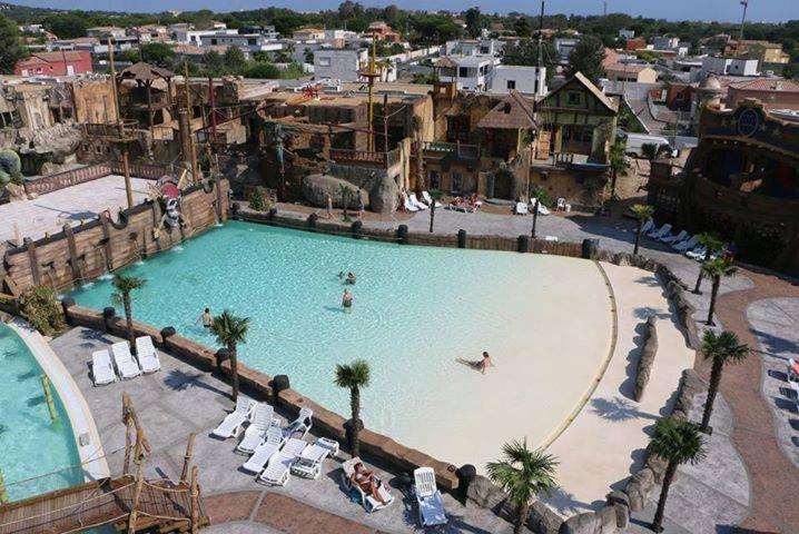 Bazén v ubytování Mobilhome dans Camping les Sables d'or nebo v jeho okolí