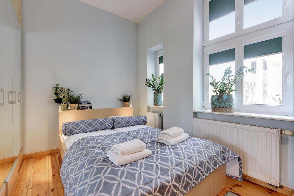 a bedroom with a bed with two pillows on it at Lion Apartments - Parkowa 41m4 plaża 2 min in Sopot