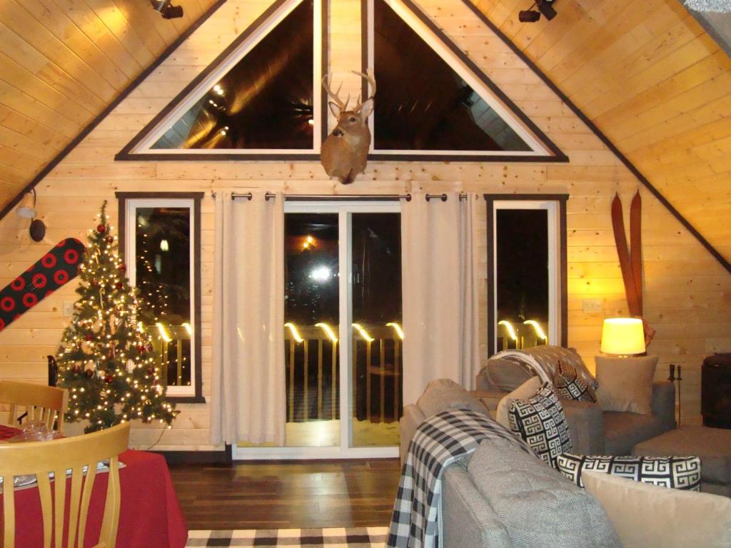 uma sala de estar com uma árvore de Natal e um sofá em Carini Cavern em Bessemer