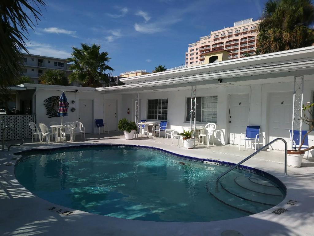 クリアウォーター・ビーチにあるTropical Sky Ranch Motelの大型スイミングプール(ホース付)