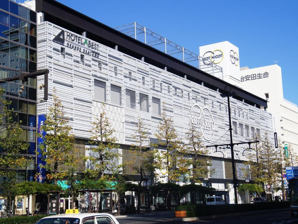 un bâtiment avec un panneau sur son côté dans l'établissement Hotel Abest Grande Okayama, à Okayama