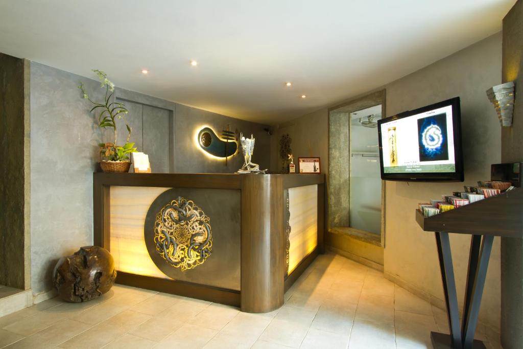TV a/nebo společenská místnost v ubytování Le Sutra Hotel, Khar, Mumbai