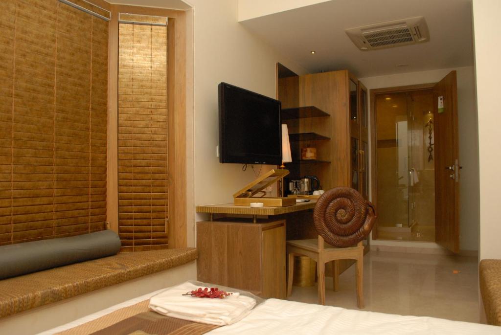 TV a/nebo společenská místnost v ubytování Le Sutra Hotel, Khar, Mumbai